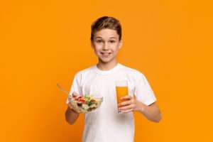immagine ragazzo con succo e verdura