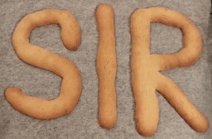 scritta SIR con biscotti