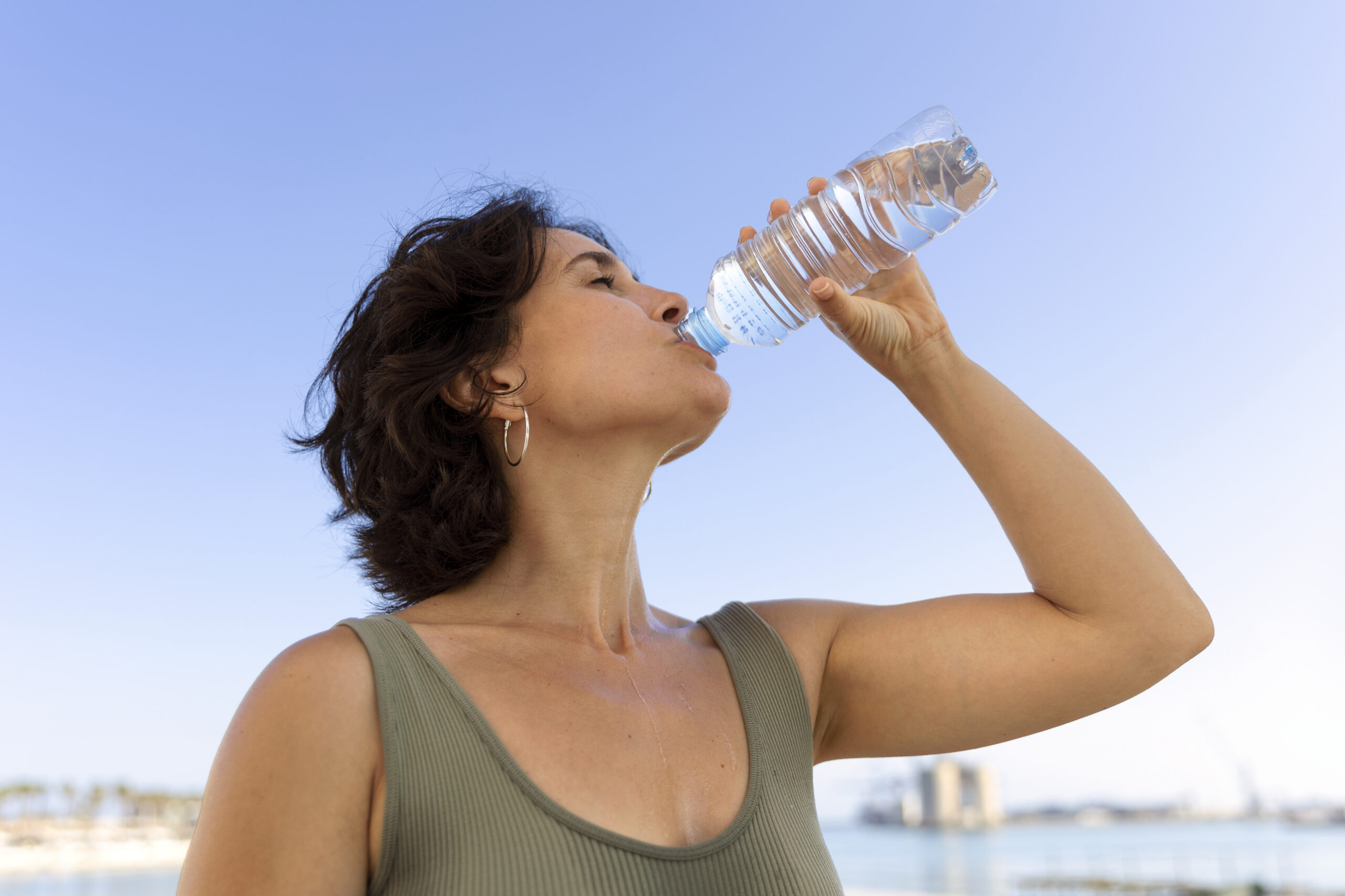 donna che beve una bottiglietta d'acqua