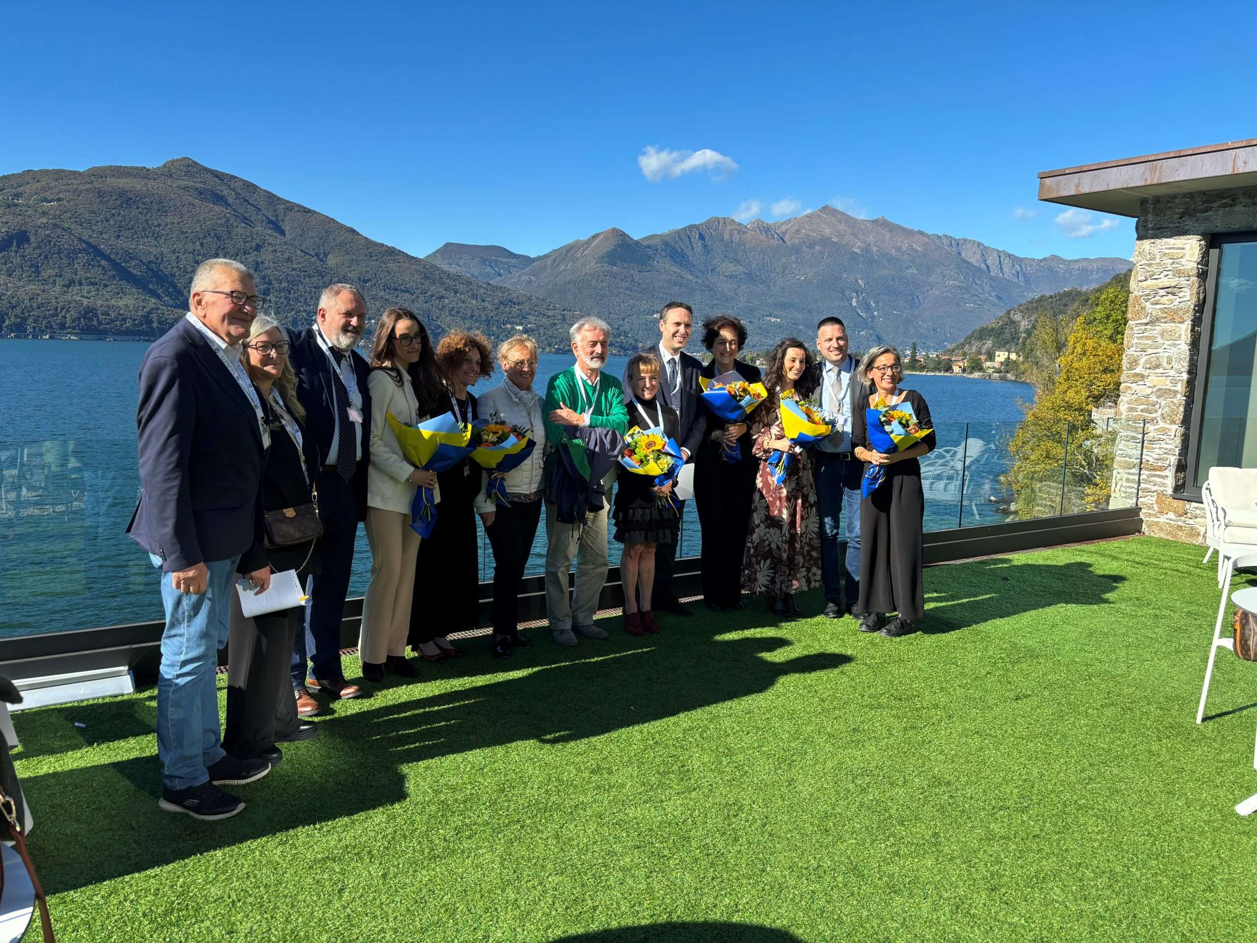 foto di gruppo con alle spalle un lago